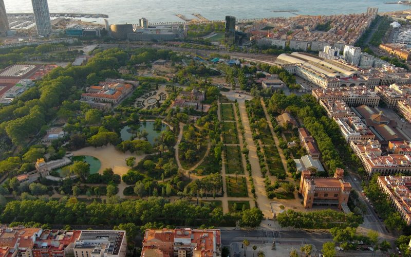 The Parc de la Ciutadella is very idyllic and probably the greenest oasis in the megacity of Barcelona. It invites you to relax, to rebound and to go for long walks, as well as for a picnic.